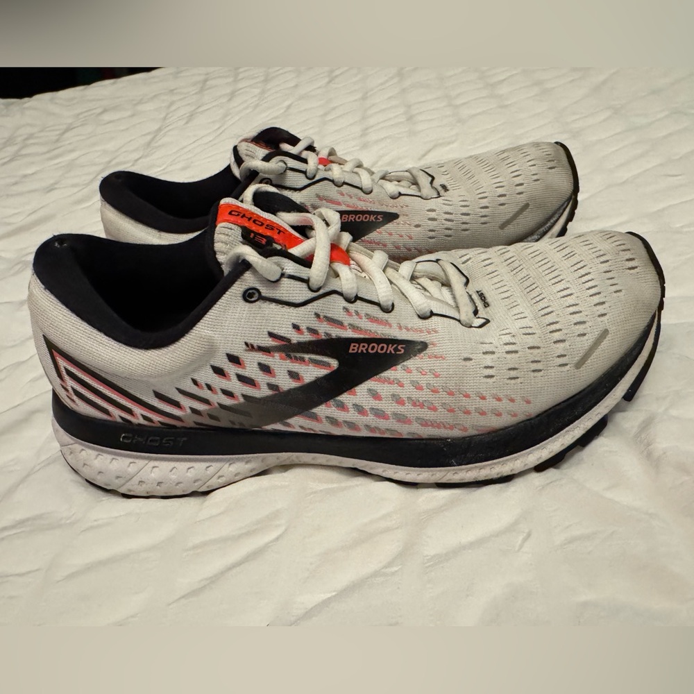 Brooks Men's White and Black‎ Athletic Shoes size 8.5